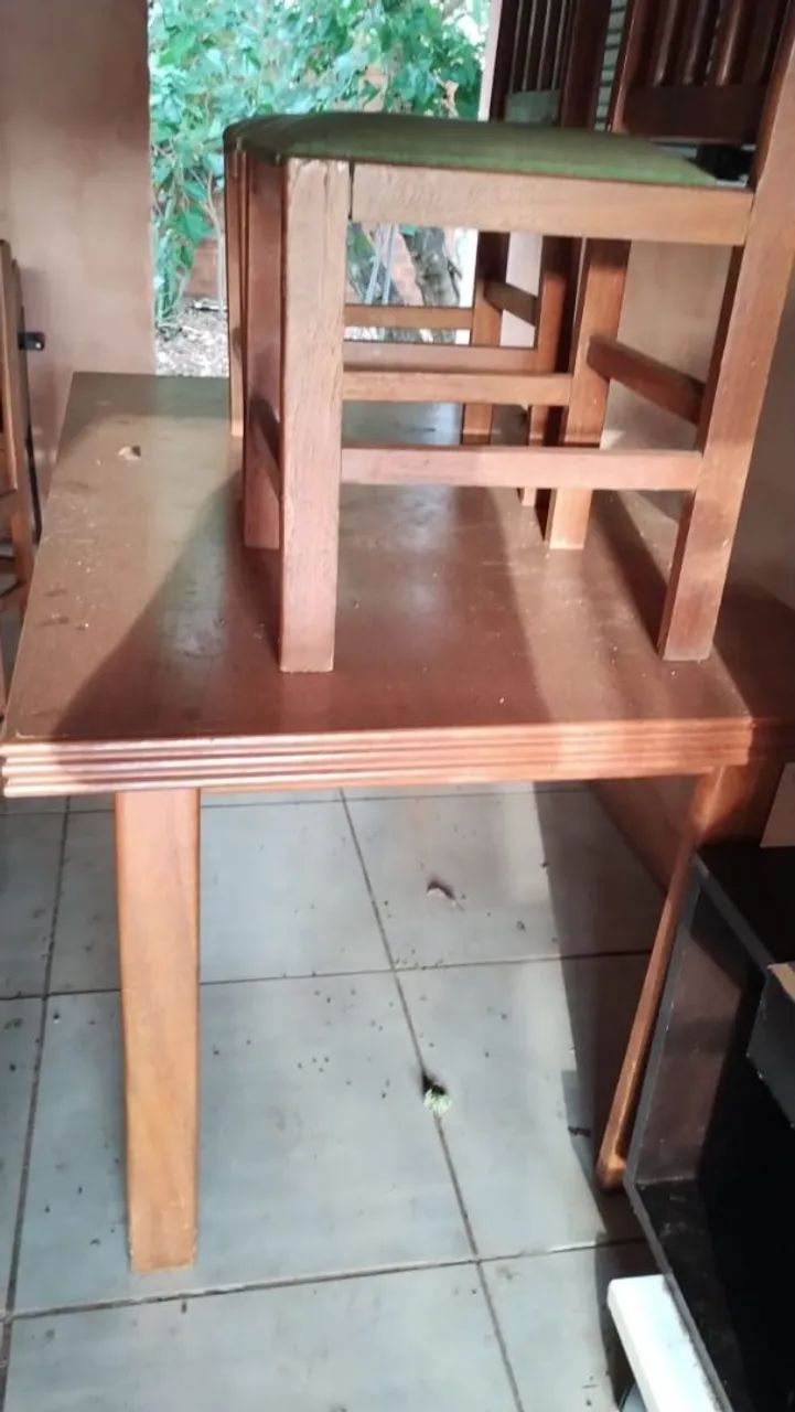 Mesa de madeira com 6 cadeiras estofadas - Foto 2