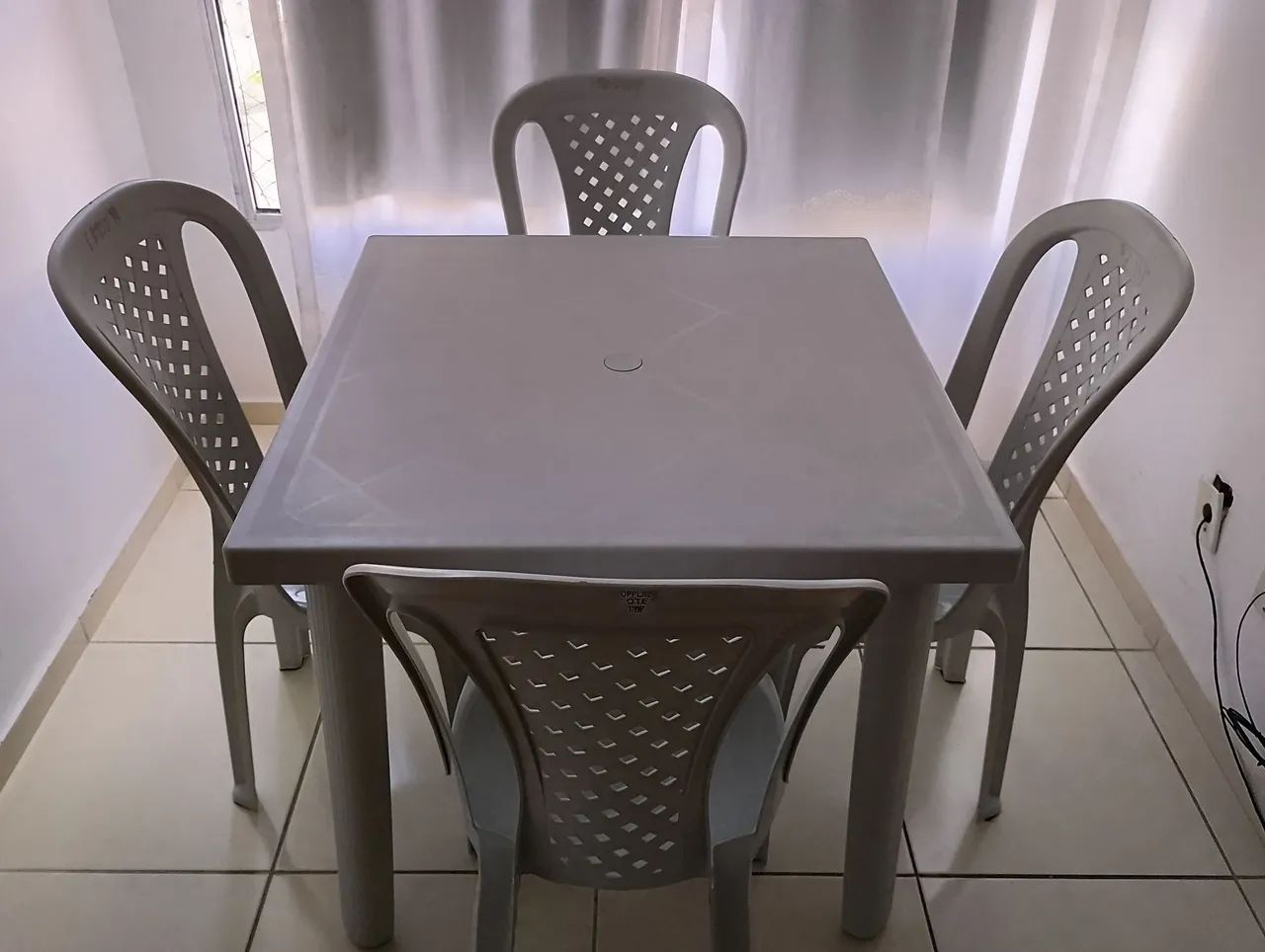 Mesa com 4 cadeiras (plástico)