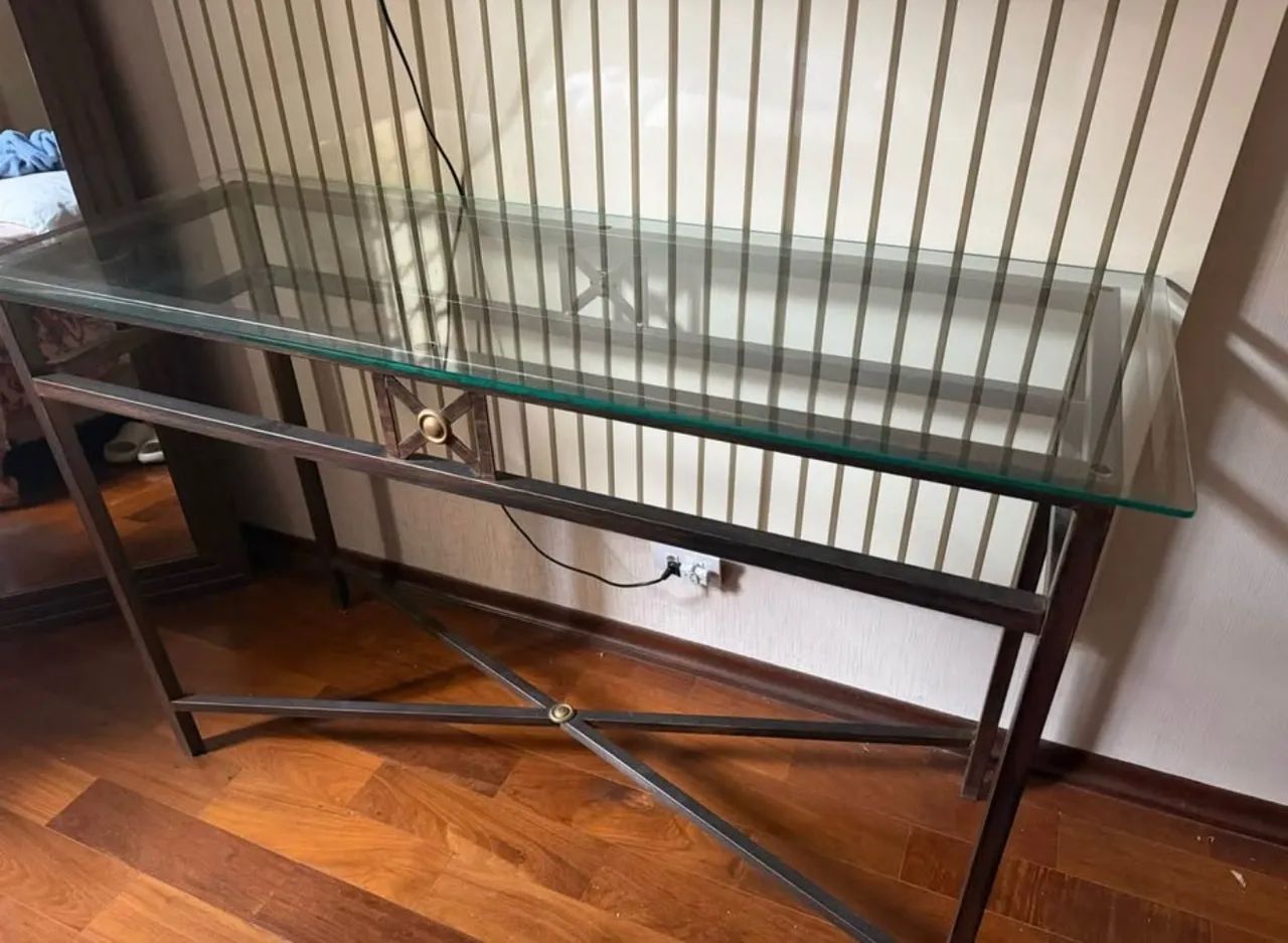 Mesa com aparador