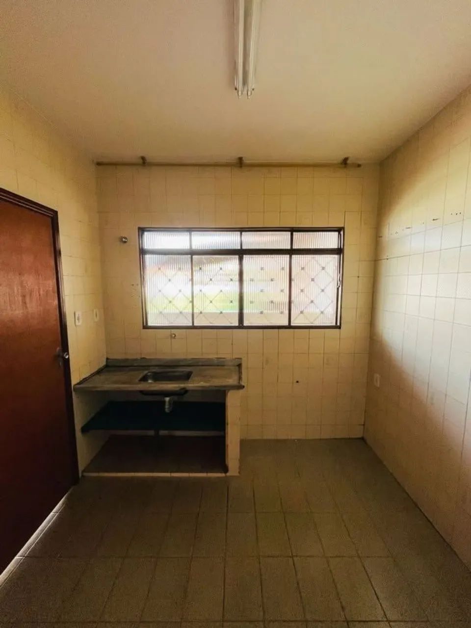 Vendo casa próximo a prefeitura - área ampla - Foto 4