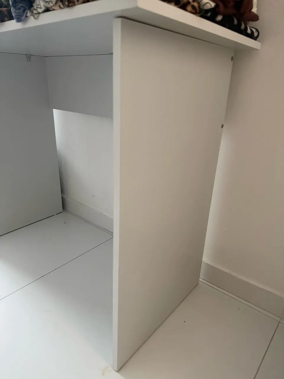 Escrivaninha acompanha cadeira da mesma cor  - Foto 3