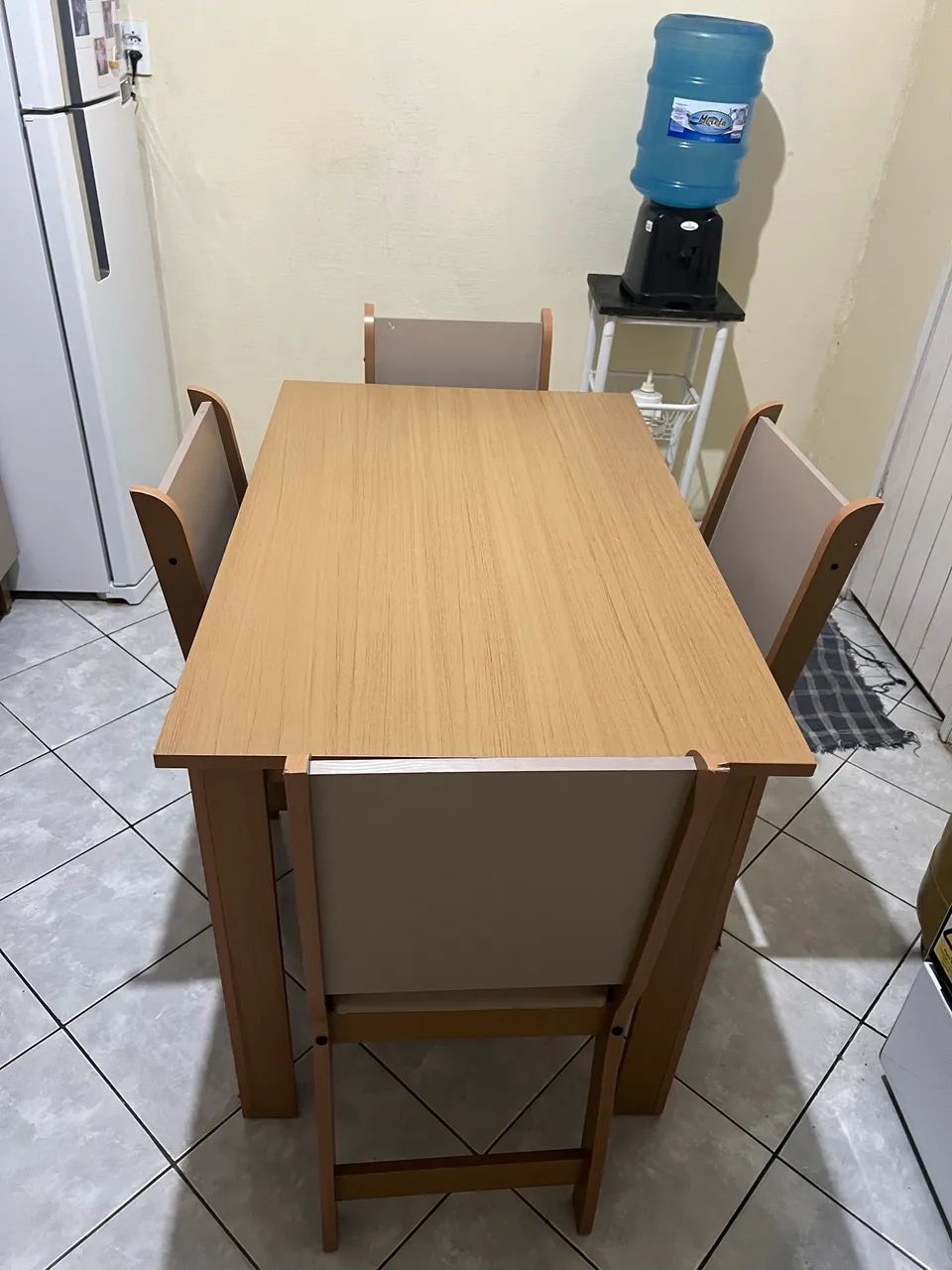 Mesa de madeira acompanha cadeiras - Foto 4