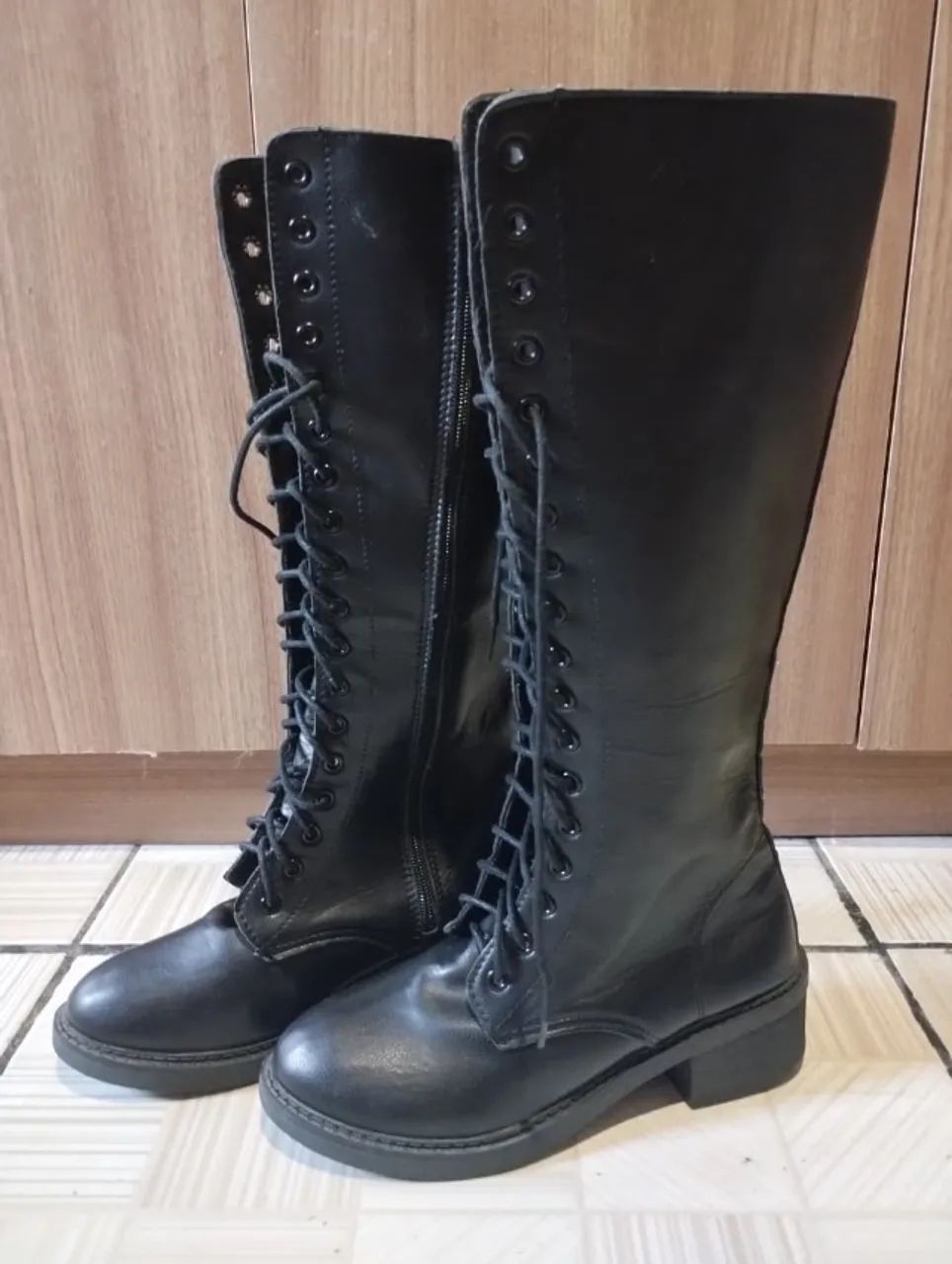 Bota de cano alto com cadarço