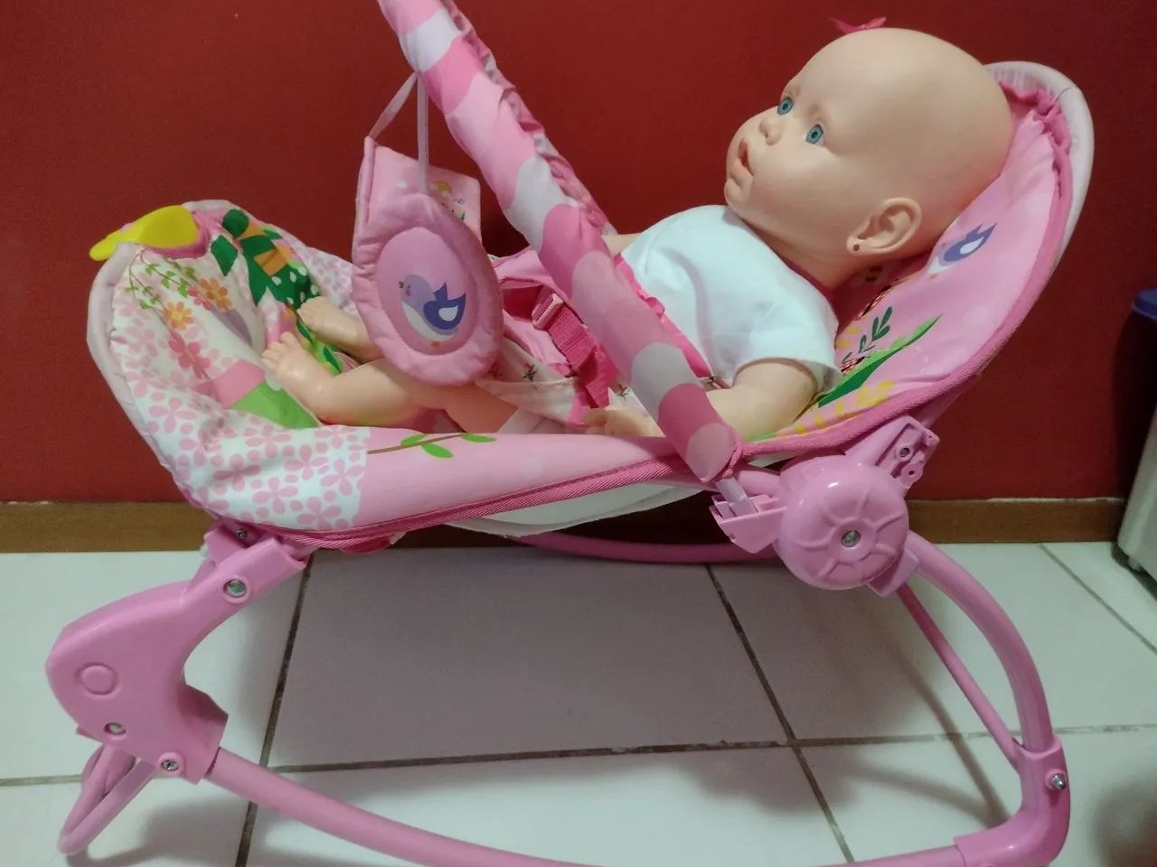 Cadeirinha vibra e toca