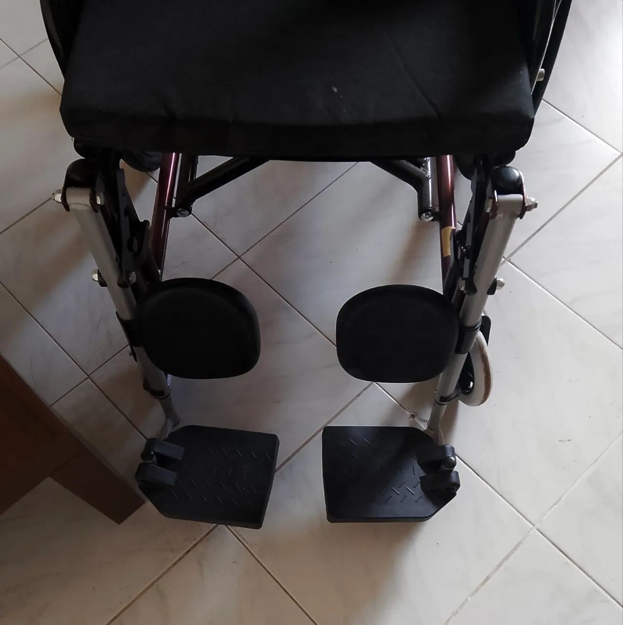 Cadeira de Rodas com Encosto para Pés e Cabeça - Ótimo Estado - Foto 3