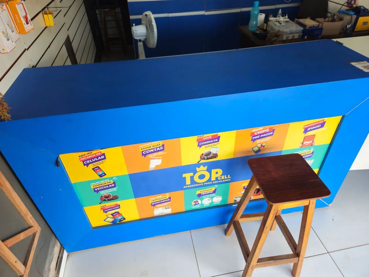 Bancada completa em MDF azul/branco com prateleiras e expositor
