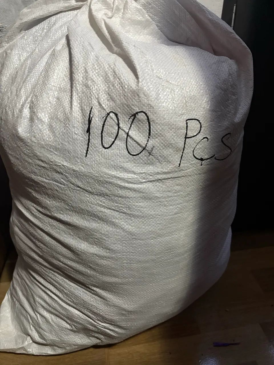 FARDO COM 100 PEÇAS DE ROUPAS FEMININAS USADAS