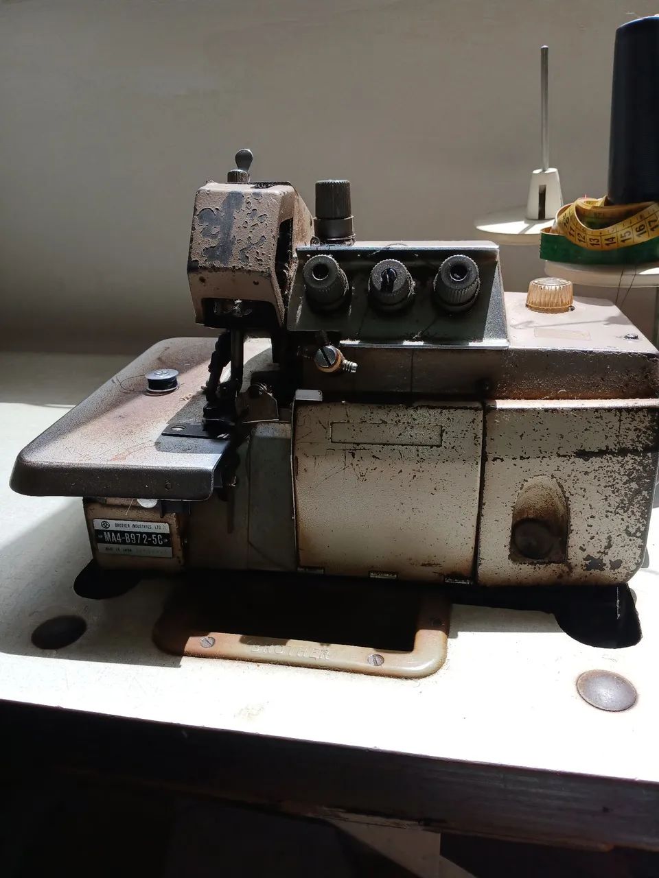 Maquina interloque com motor e mesa e linhas, usada em bom estado pagamento a vista  - Foto 2