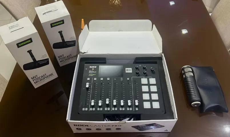 Kit Podcast Profissional 2 Mic Shure MV7 + Interface RØDECaster