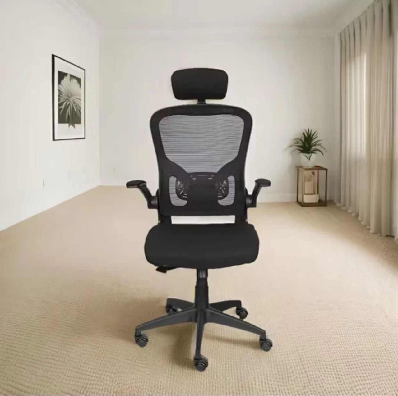 Cadeira para escritório preta com encosto de lombar