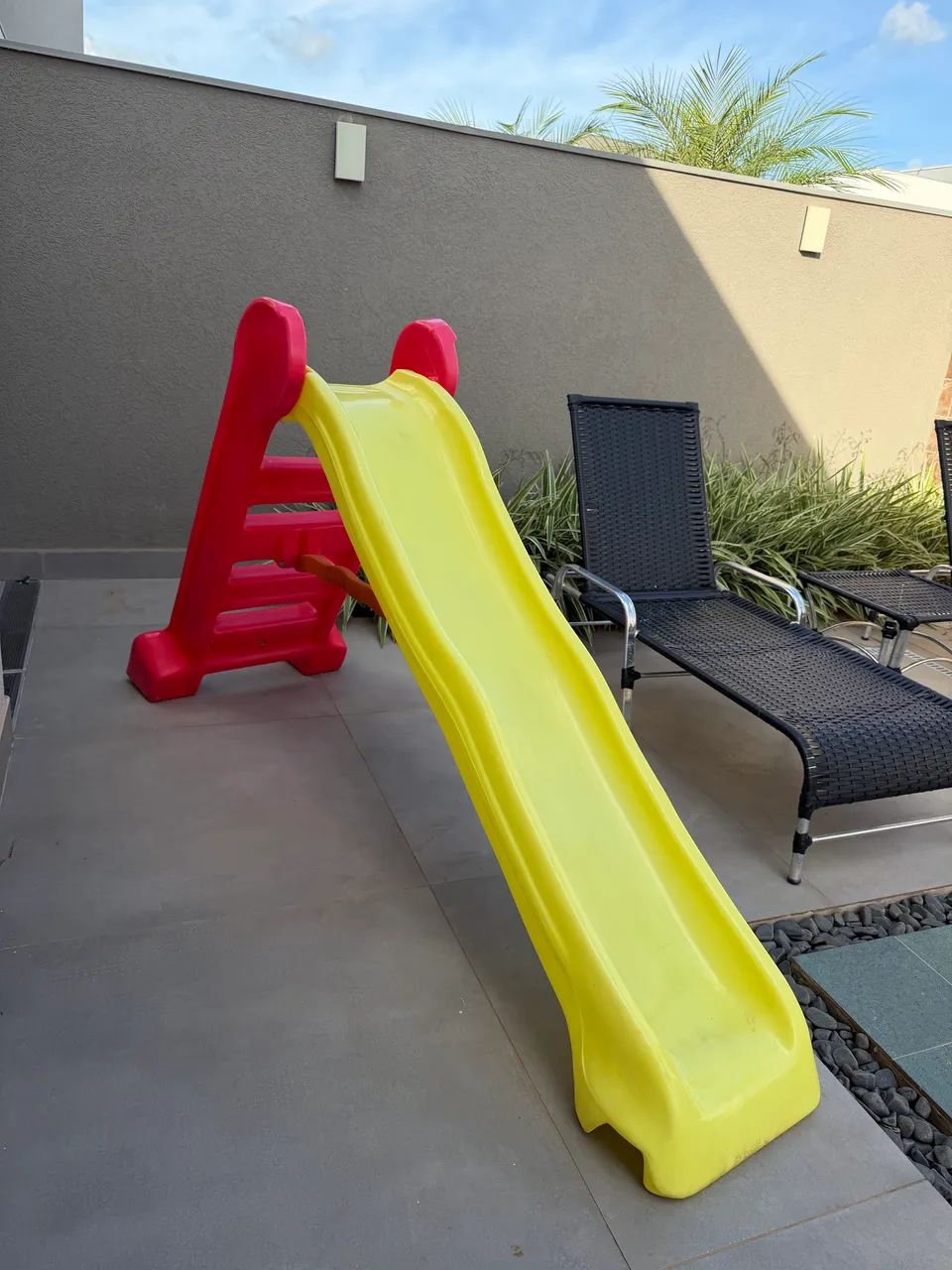 Escorregador grande amarelo e vermelho