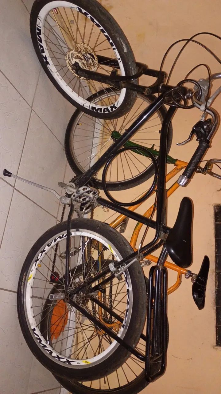 Bicicleta monark montada 