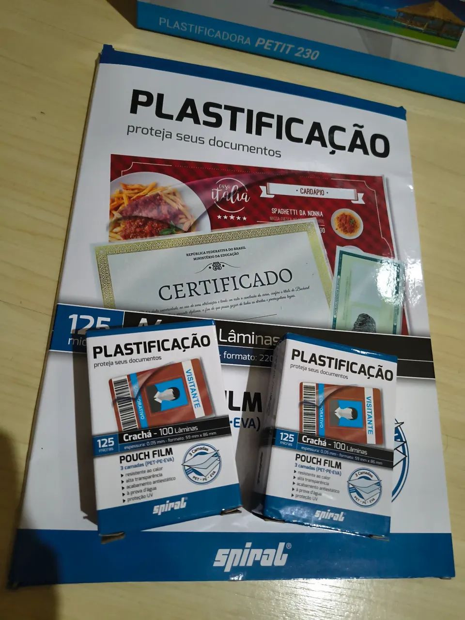 Plastificadora PETIT 230 + 18 Lâminas A4 e 120 Lâminas Crachá 125 micras - Foto 3