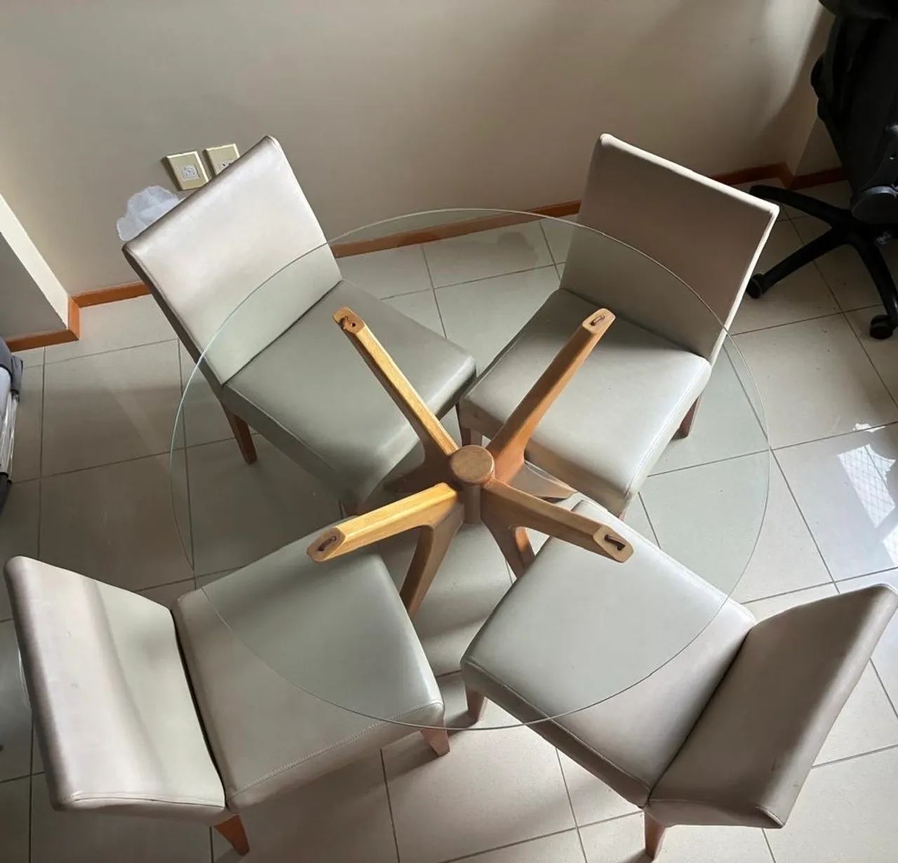 Conjunto de Mesa com 4 cadeiras - Sala - Foto 4