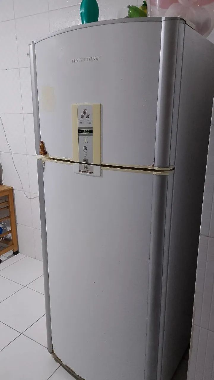 Geladeira em bom estado e sem defeitos.