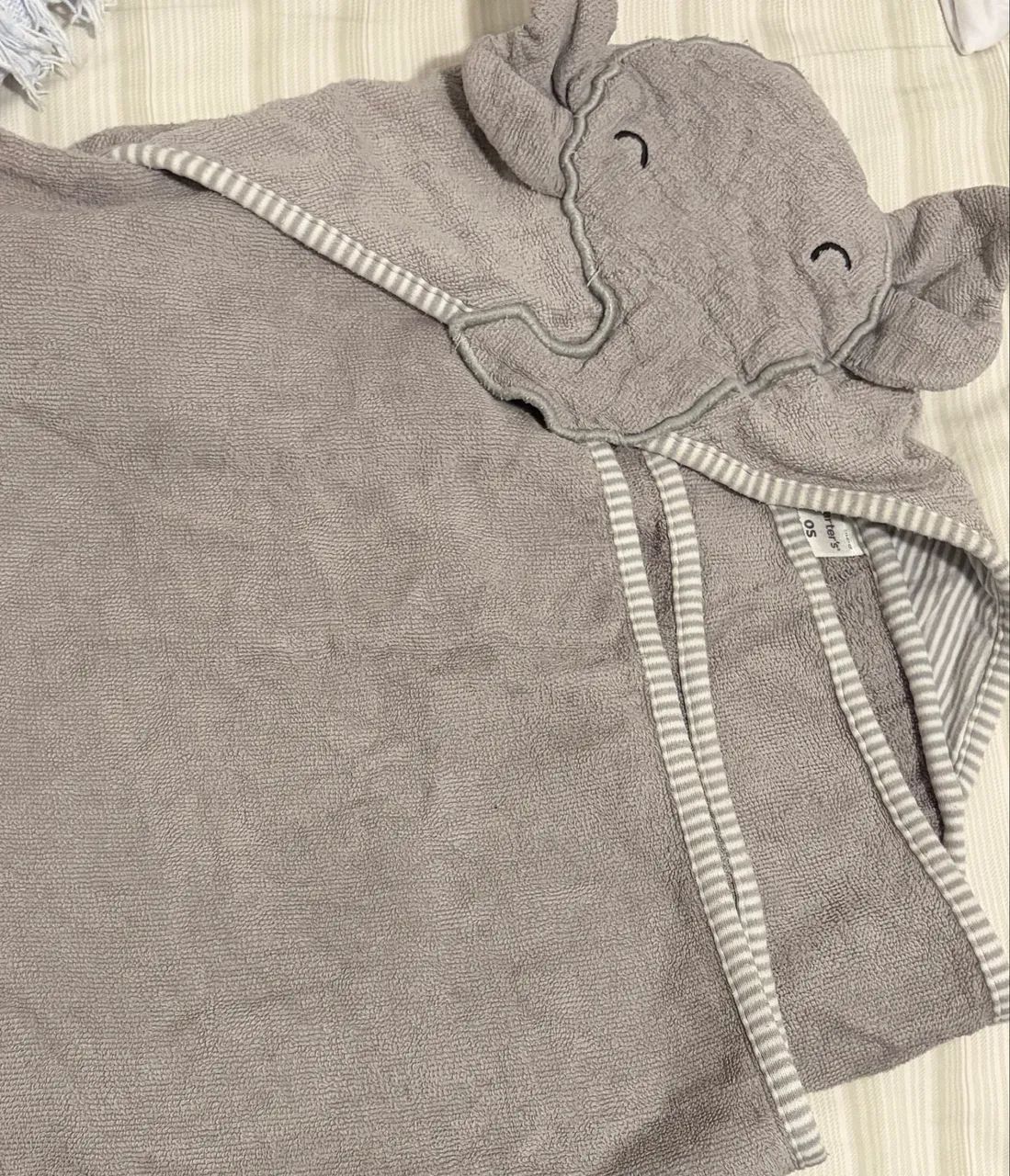Toalha de bebê com capuz da marca Carters