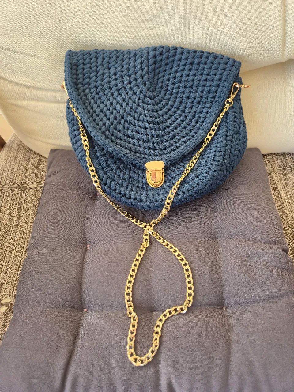 Bolsa fio de malha com corrente dourada