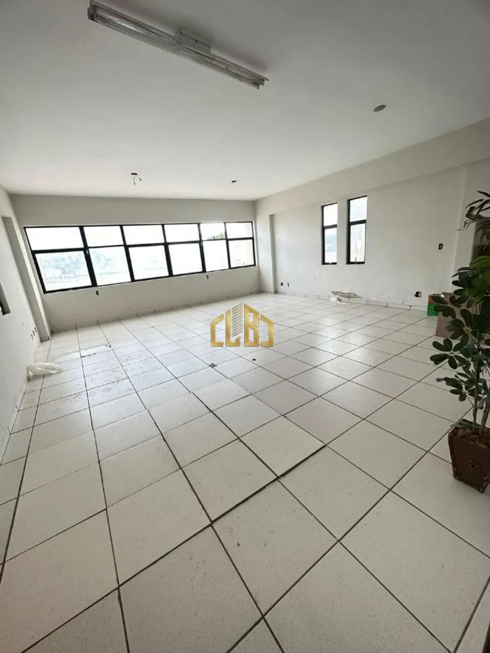 Excelente Sala Comercial a venda no Centro Empresarial de Várzea Grande Centro da cidade e - Foto 2