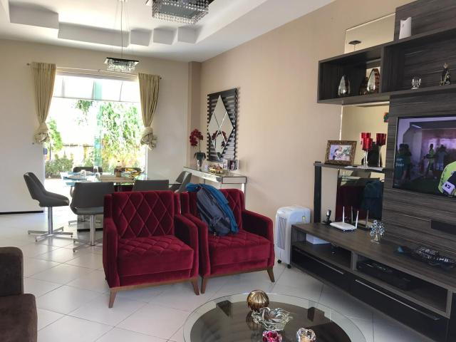 VENDO Casa com 3 qtos e área de lazer