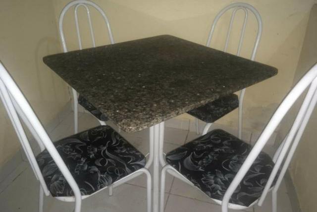 Mesa com pedra de mármore com 4 mês de uso