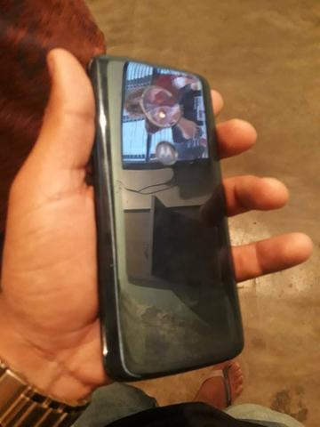 Vendo moto g 6 play trincado, todo ótimo pra usar - Foto 2