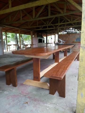 Uma mesa de madeira