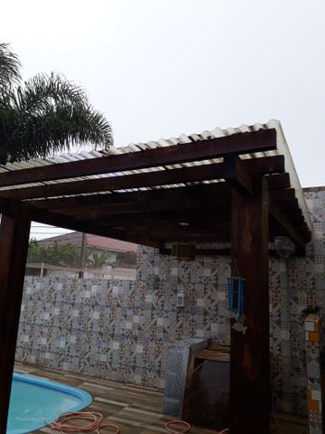 Pergolado com as telhas - Foto 2