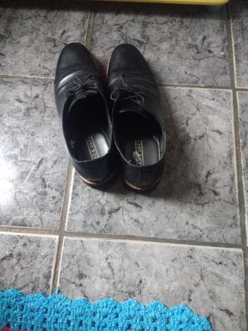Sapato de couro. preto com detalhes em voltas de vermelho n / 42,43 - Foto 2