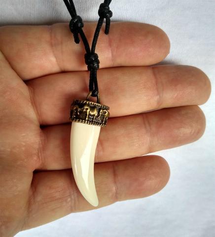 Colar pingente dente de lobo branco R$ 25,00 - Foto 5