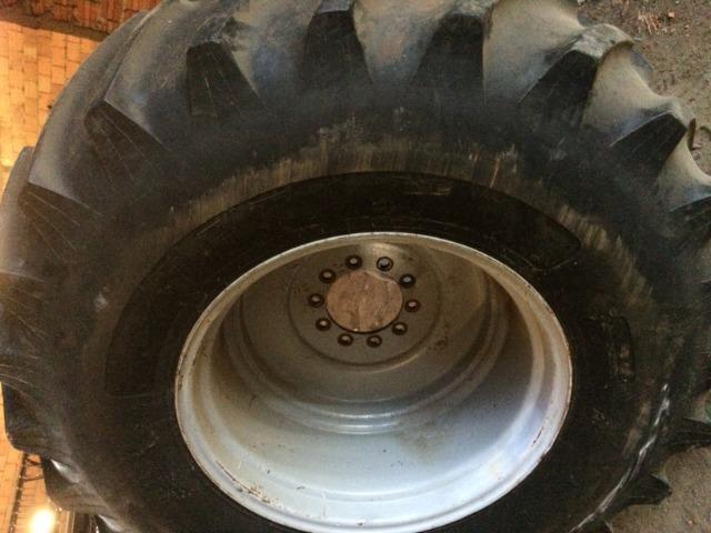 Pneu 30.5 r-32 com roda para colhedeira MF em otimo estado - Foto 2