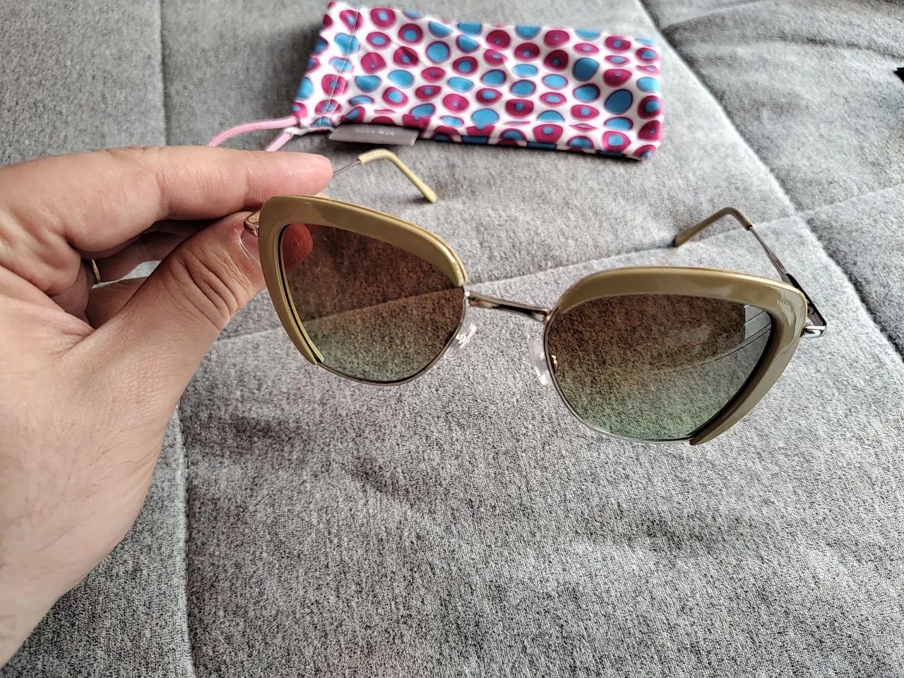 Melhor preço! 02 Pares de Óculos de Sol - Feminino - Usado