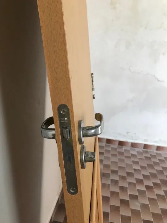 Porta de madeira com veneziana 2,10X60 nova - Foto 4