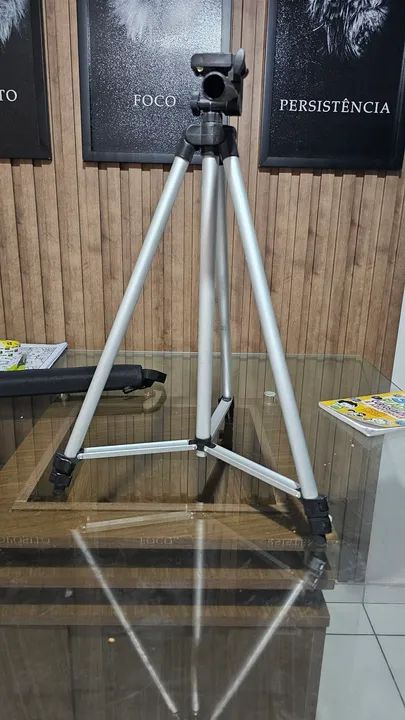 Tripé para Câmera - pouquíssimo uso - Ideal para Fotos e Vídeos