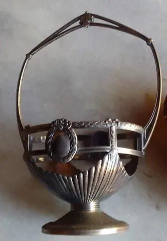Luxuosa Cestinha Floreira espessurada a prata com alça ricamente trabalhada Descrição* - Foto 4