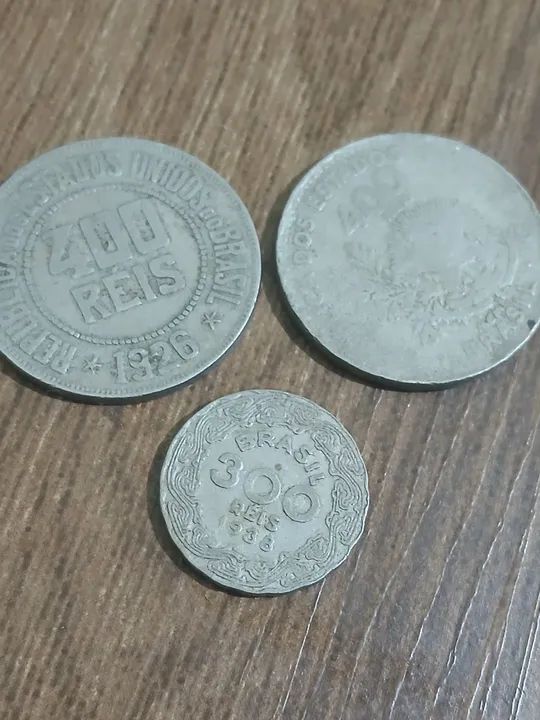 Moedas antigas. Duas de 400 réis sendo uma de 1926, uma moeda de 300 réis sendo de 1938