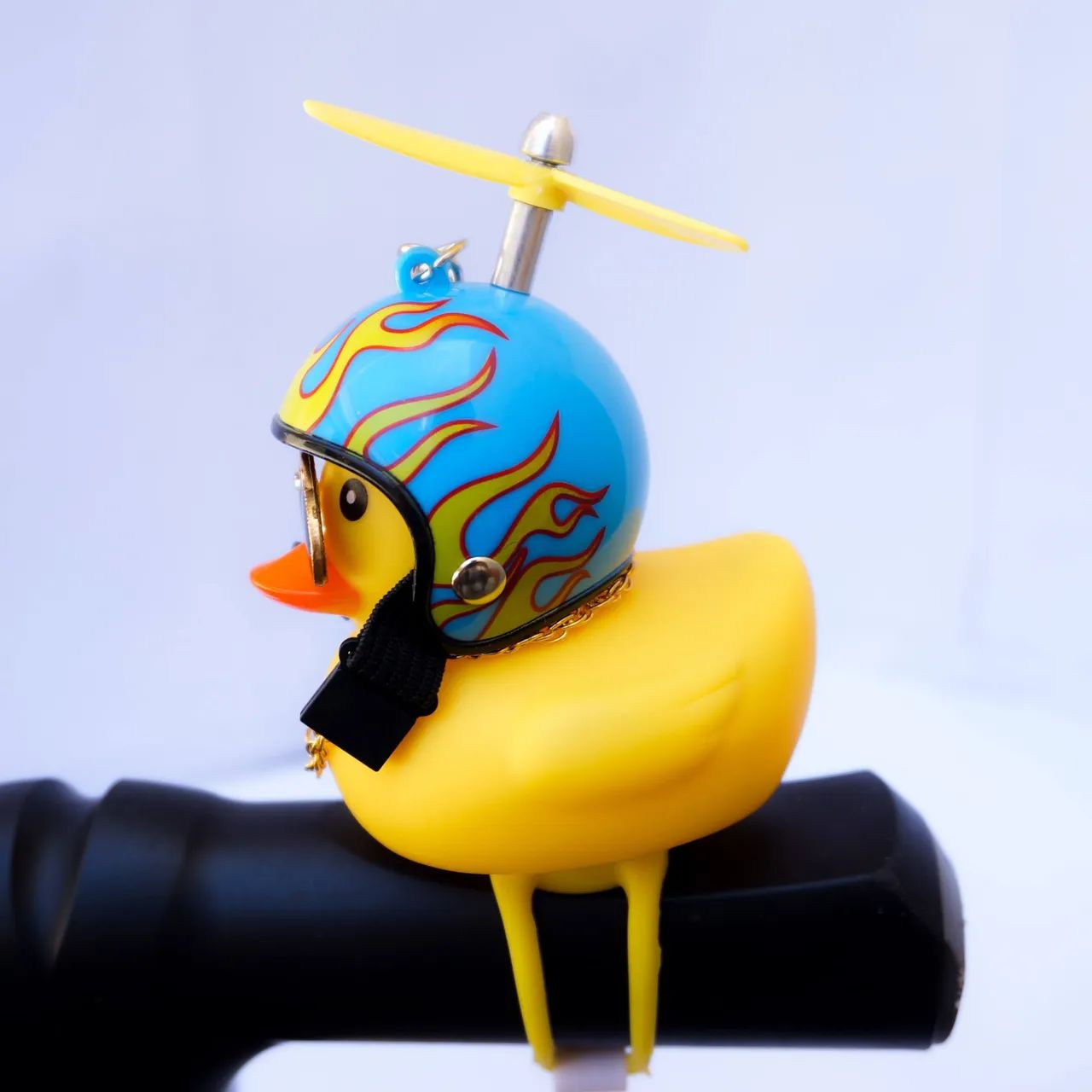 Patinho de borracha com capacete para guidon - Foto 5