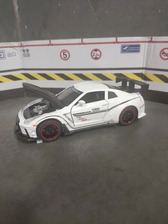 Miniatura Nissan GTR R35 1:32 com luzes