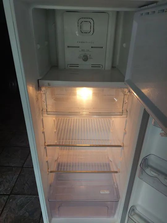 Vende se geladeira Electrolux RFE39 Frost Free 