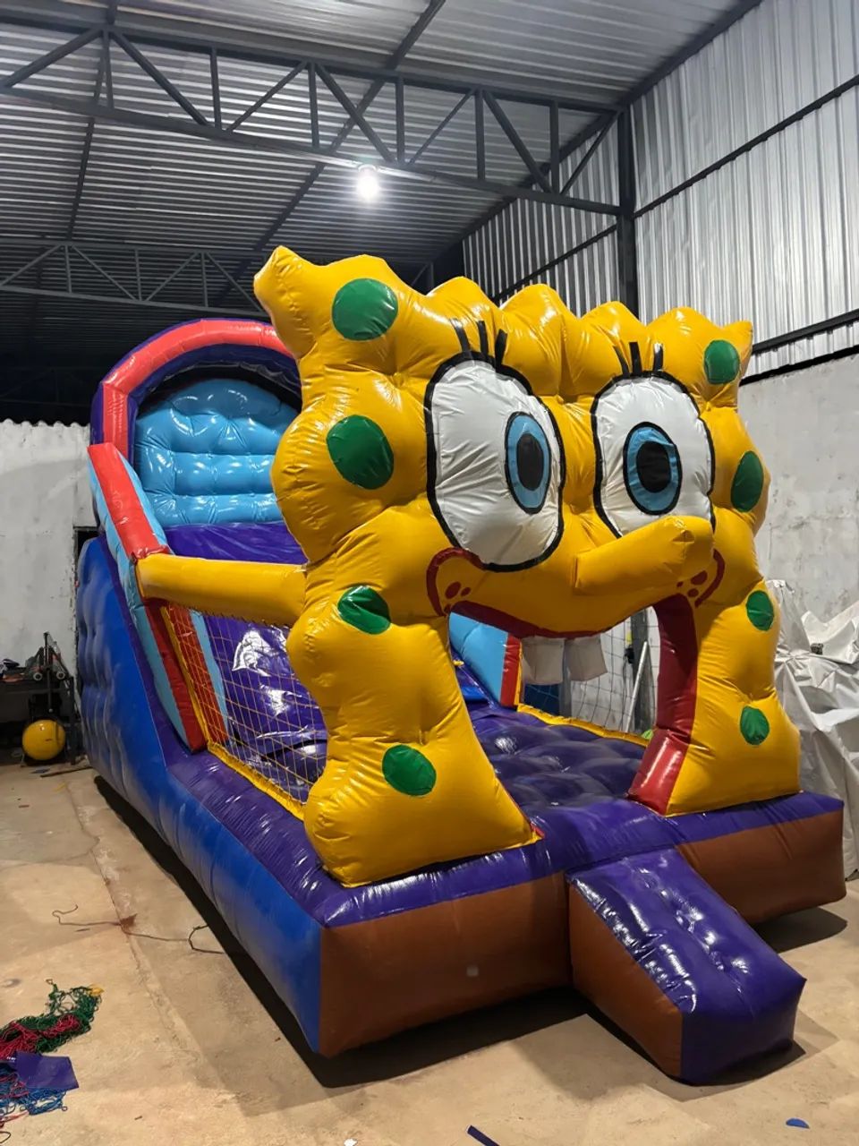 Tobogã Inflável do Bob Esponja