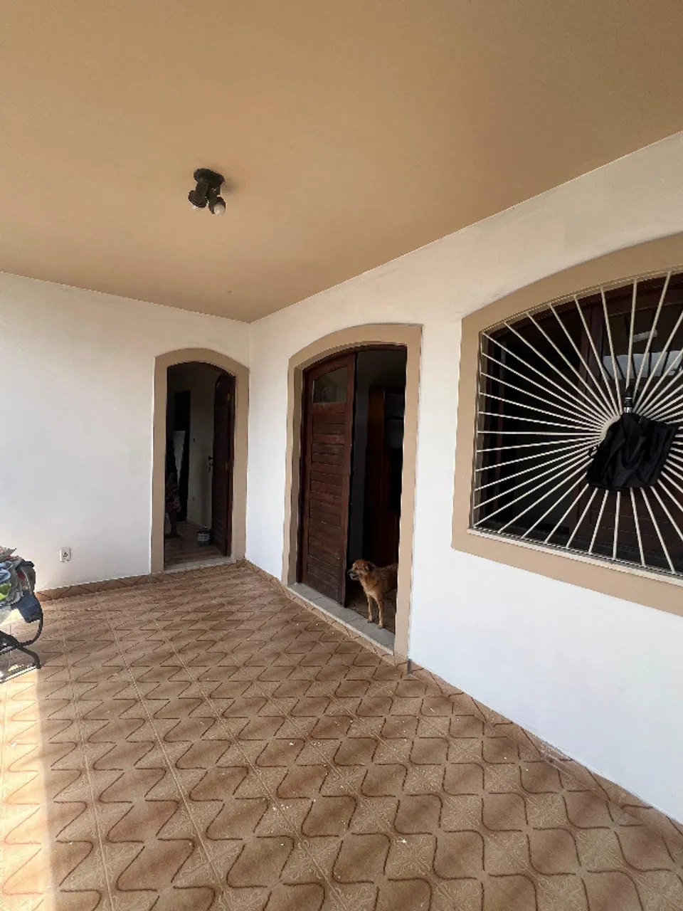 Casa Ampla com 5 Quartos e Vaga para 4 Carros no Clima Bom, Maceió - AL