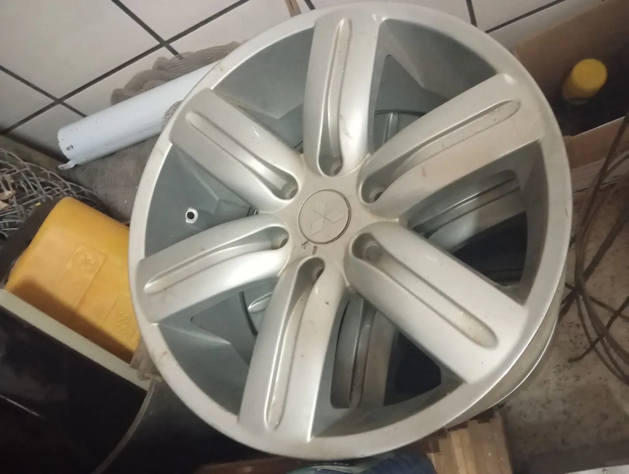 Rodas de liga leve, com design moderno