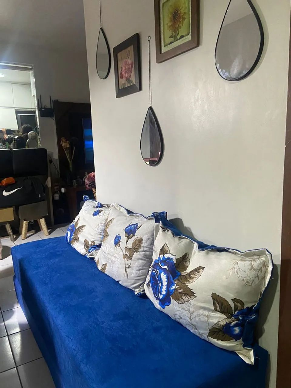 Sofá Azul com Almofadas Florais64861426506241120