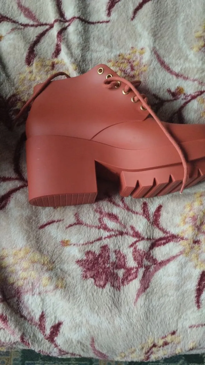 Bota feminina laranja com salto bloco