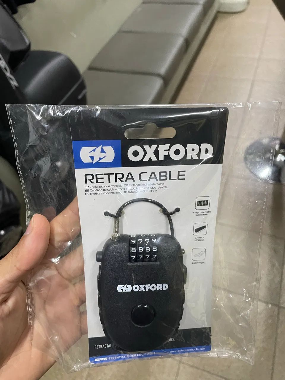 um cadeado de cabo retrátil Oxford Retra