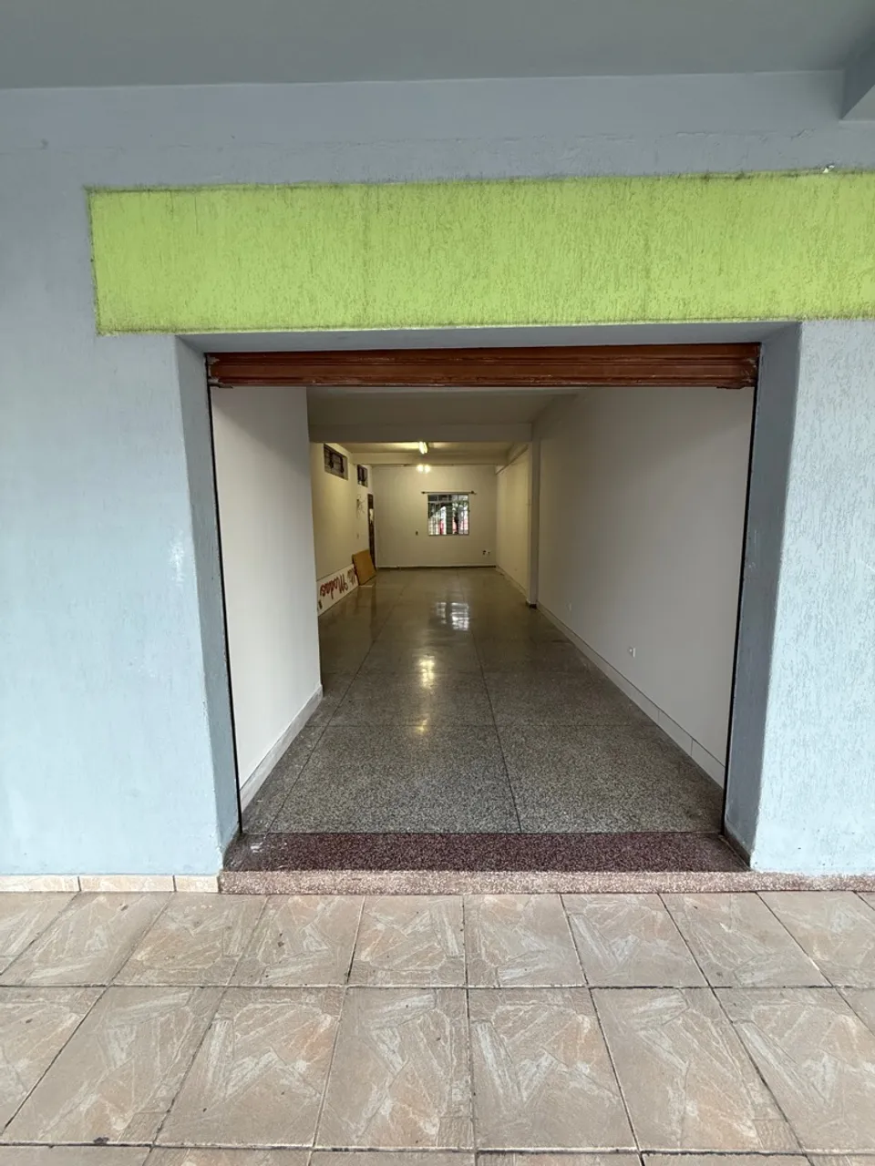 Sala comercial no sítio cercado 