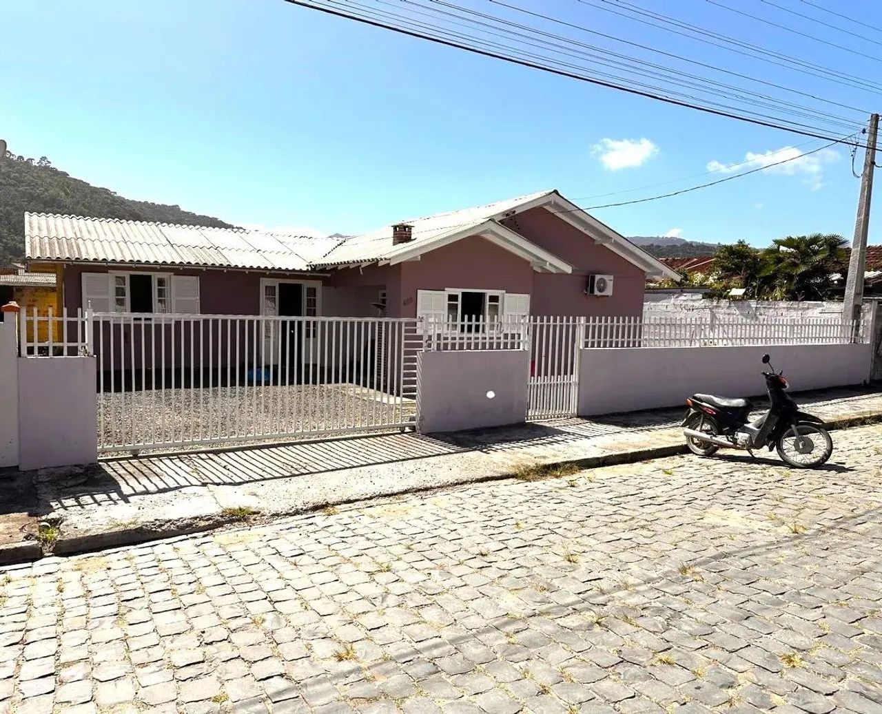 Casa Ampla á Venda no Centro de Urubici!