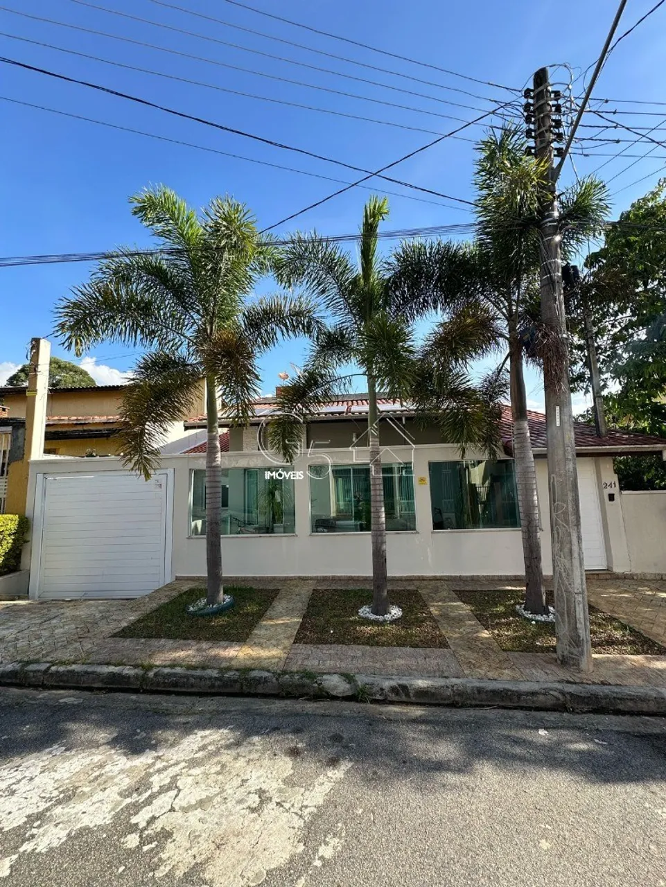 Casa de Luxo em Condomínio: 3 quartos, 1 suíte, 2 salas, 4 banheiros, 4 vagas e 300m² em N