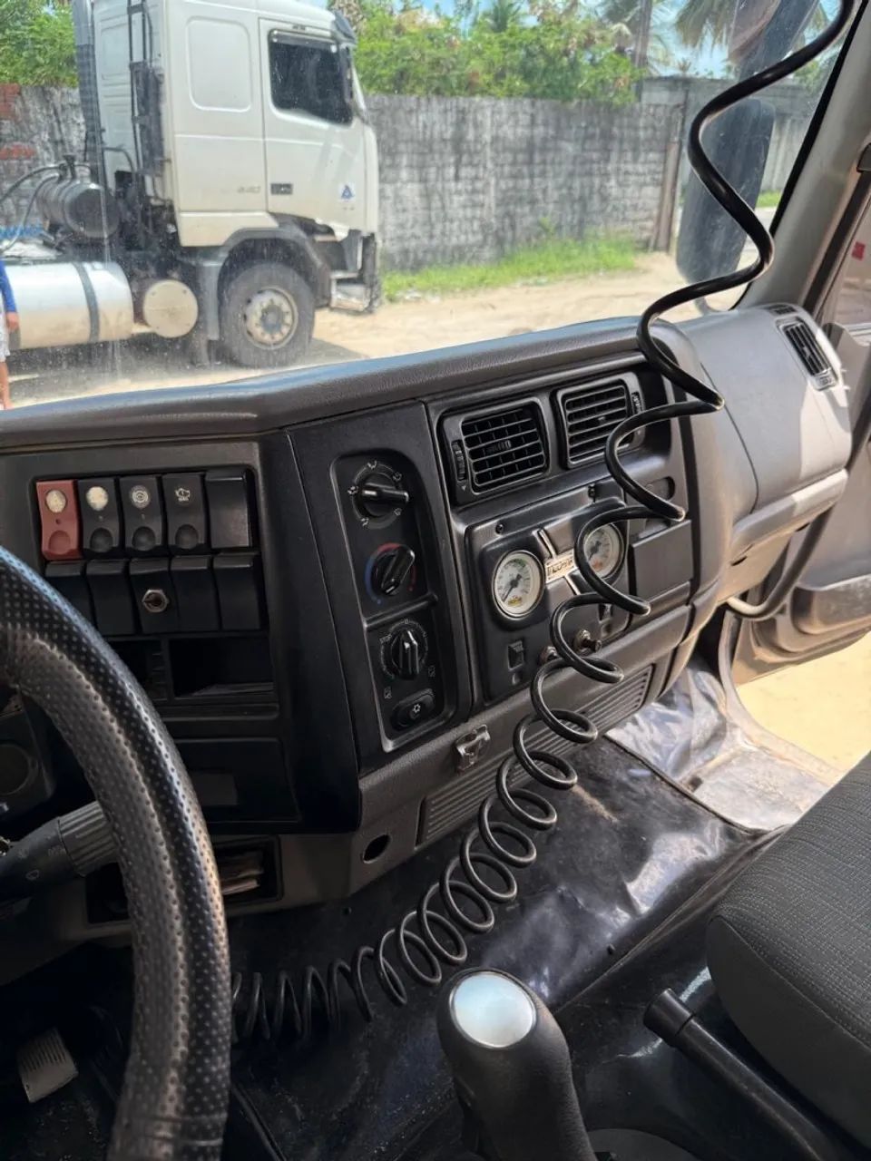 Caminhão caçamba Volvo 260 ano 2011 - Foto 5