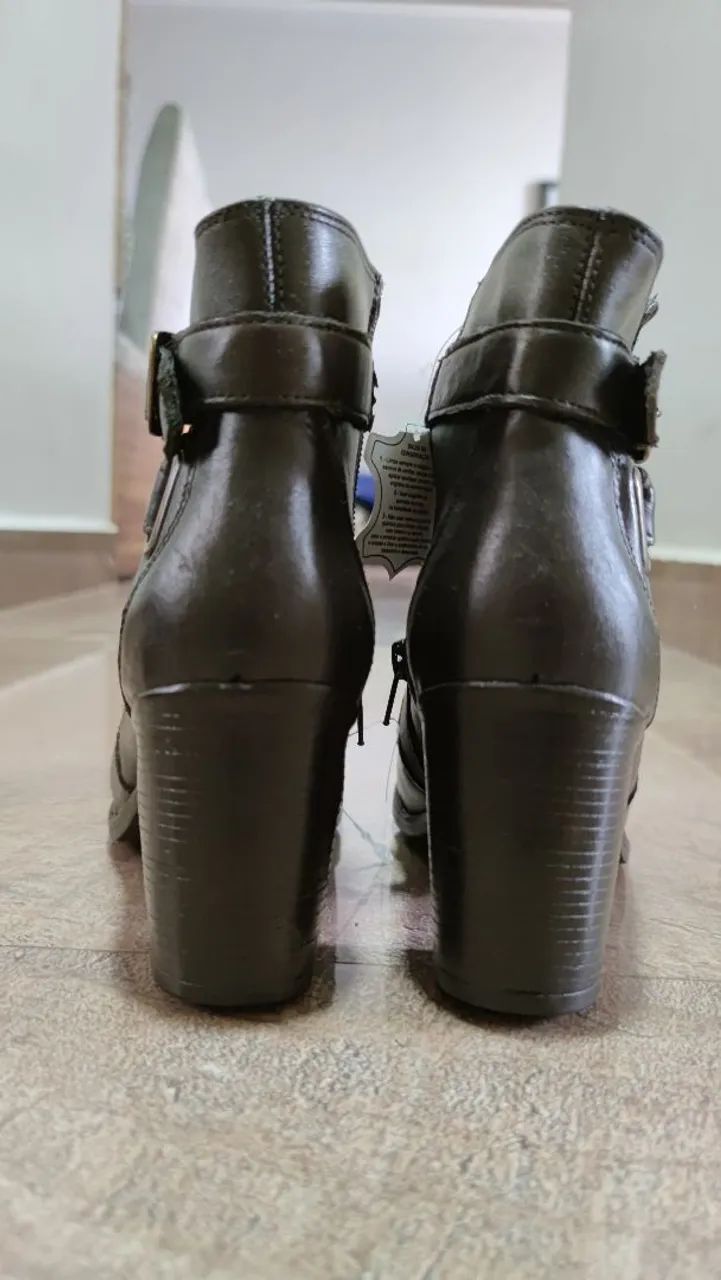 Botas de couro marrom com salto bloco e fivelas - Foto 2