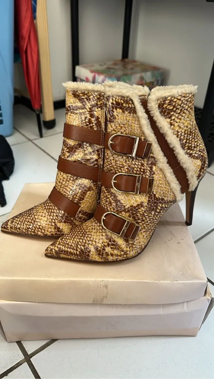 Bota Feminina Cobra com Detalhes e Pelúcia